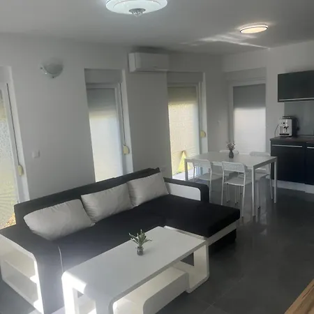 Beautiful And Large 80 M2 With 3 Balconies アパート
