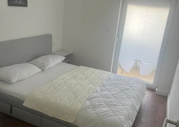 Beautiful And Large 80 M2 With 3 Balconies ביוגראד נה מורו